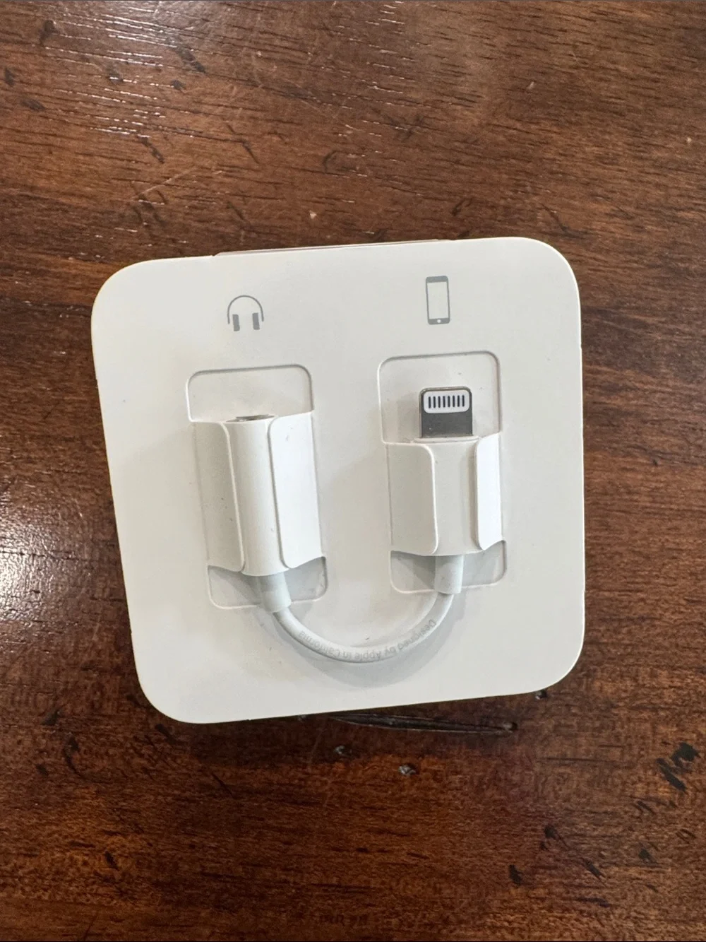 Apple White Wired EarPods with Lightning Plug in Retail Tray